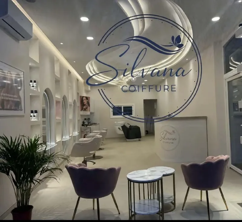 Salon Silvana après les finitions : plafond courbe, éclairage et niches murales