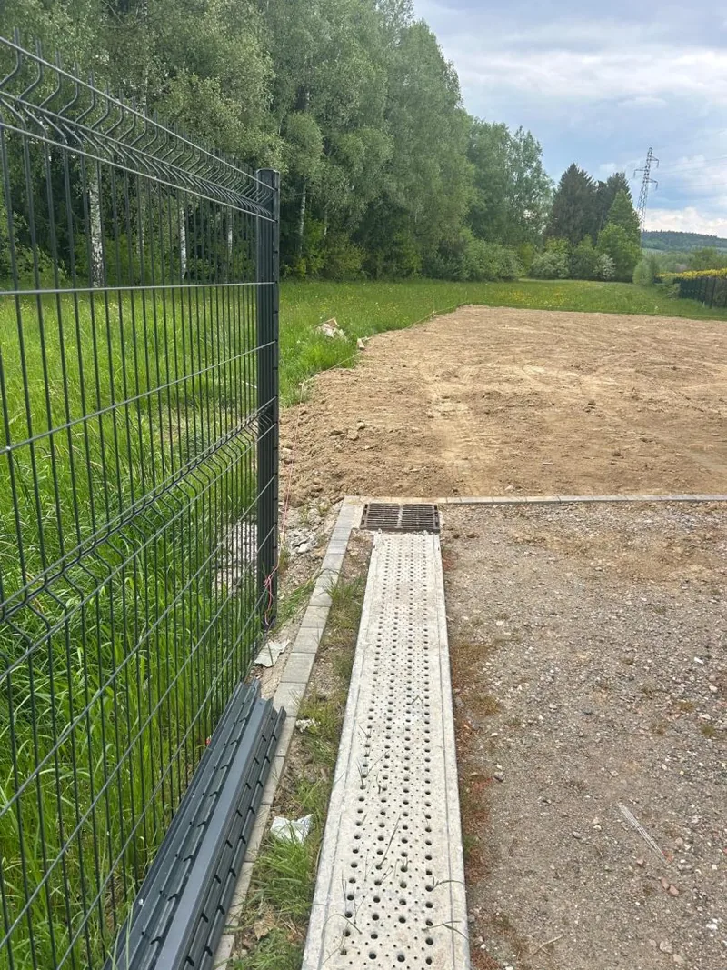 Panneaux de clôture au bord d’un terrain.