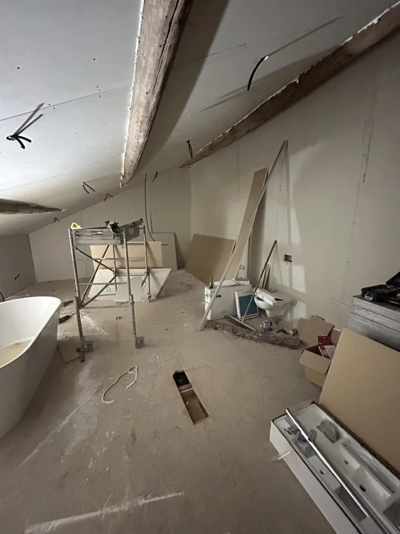 Habillage des rampants et des murs sous la charpente, pendant les travaux.