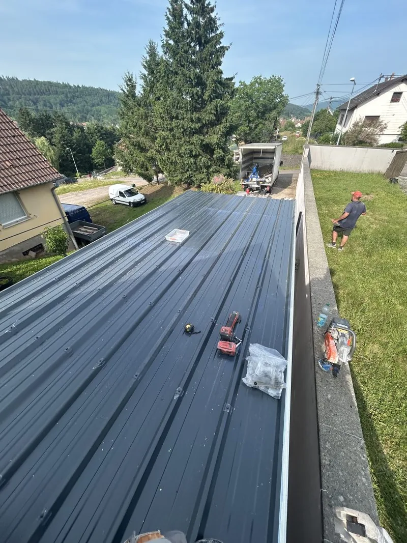 Couverture métallique et raccords en cours de réalisation.